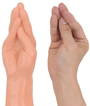XL-BIGサイズディルド【ジャイアントファミリー(フィスト)】鷹の指と手の比較