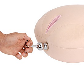 ビーズ型アナルプラグ【メタルキャタピラー】を挿入しているところ